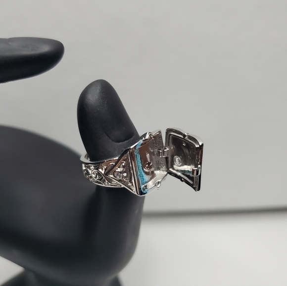 Mens Silver Open Locklet Secret Compartment Ring - Picture 10 of 16